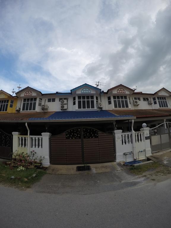 Little Blue House Kemaman Guesthouse Chukai エクステリア 写真